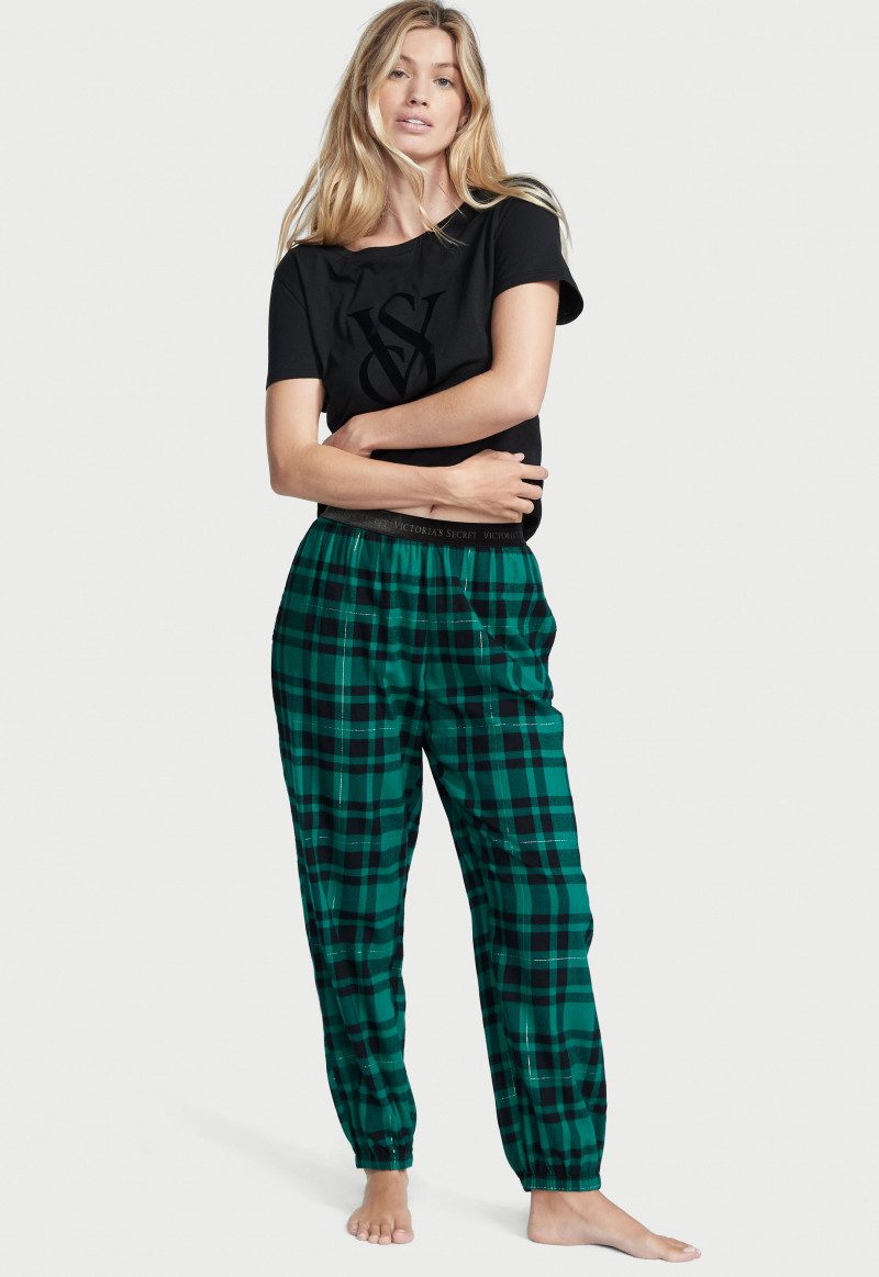 Victoria's Secret FW 2022 — Maggie Rawlins #153