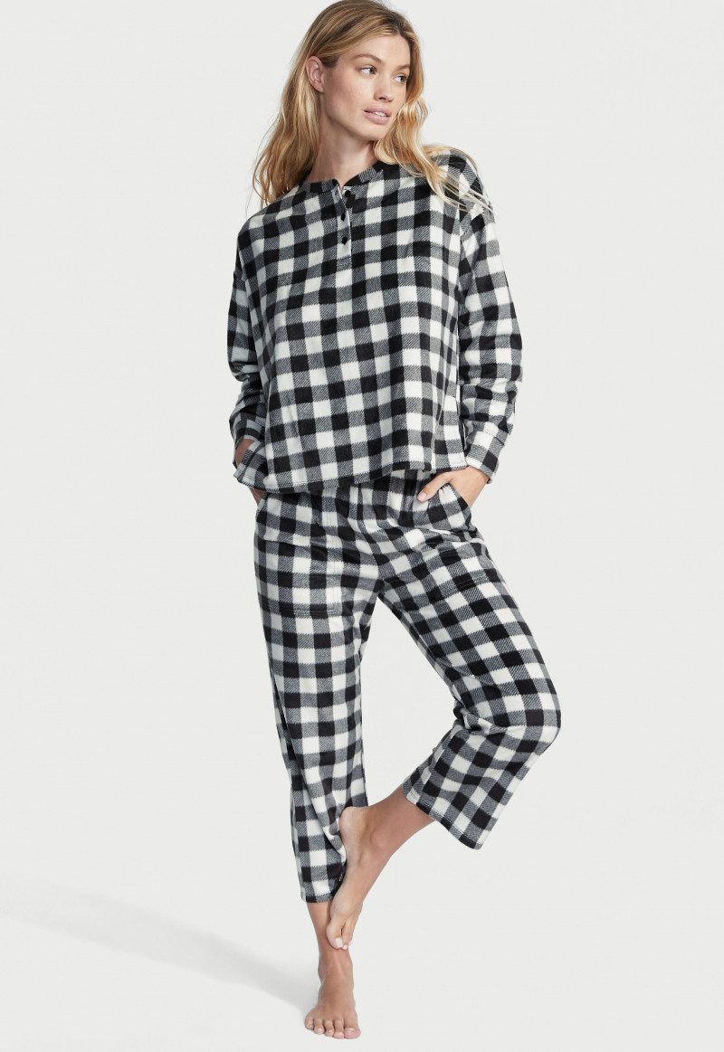 Victoria's Secret FW 2022 — Maggie Rawlins #137