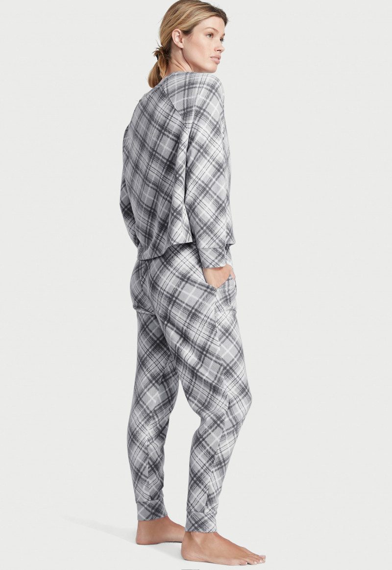 Victoria's Secret FW 2022 — Maggie Rawlins #142