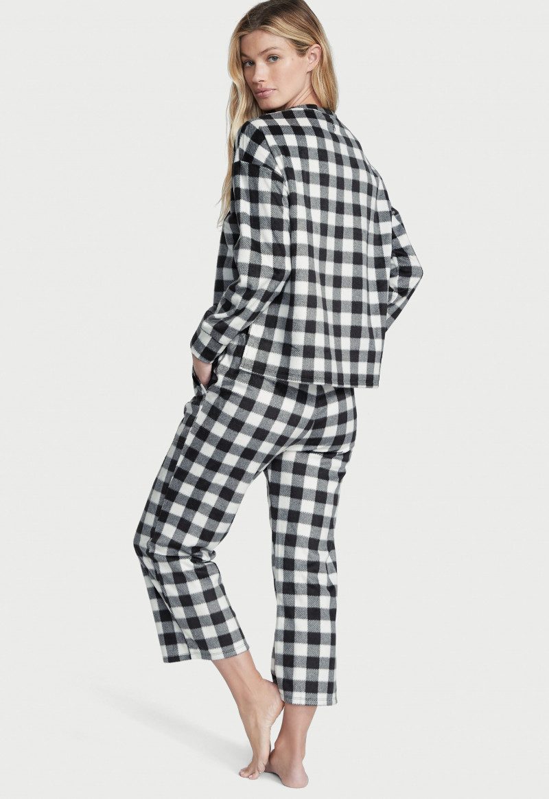 Victoria's Secret FW 2022 — Maggie Rawlins #136